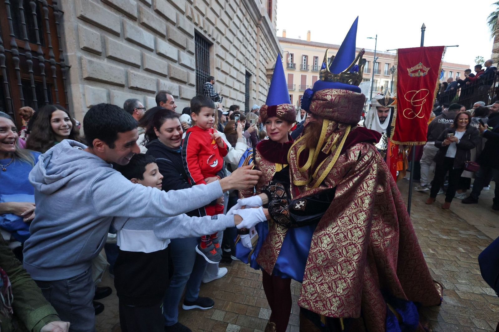 Los Reyes Magos llenan Málaga de ilusión tras la lluvia