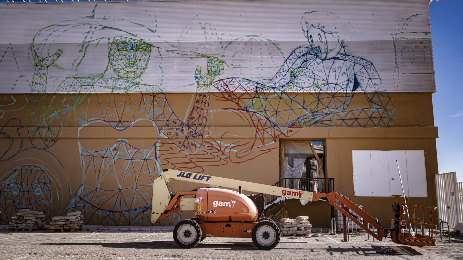 Las imágenes de cómo está quedando el mural de Okuda San Miguel en el Muelle de Cádiz