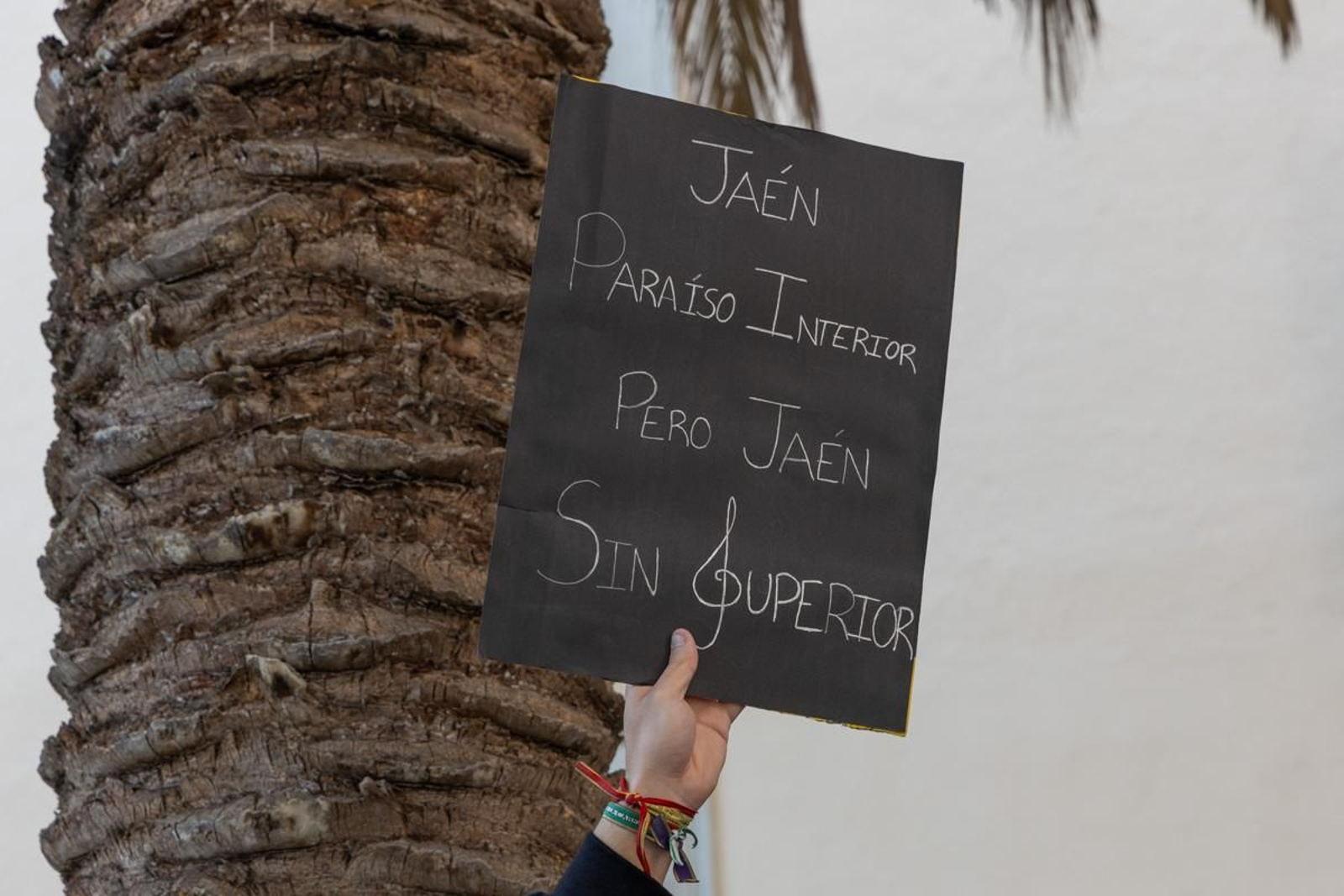 Concentración del alumnado del Conservatorio Superior de Música de Jaén para reclamar a la Junta de Andalucía que cumpla con los compromisos de dotación instrumental de la nueva sede