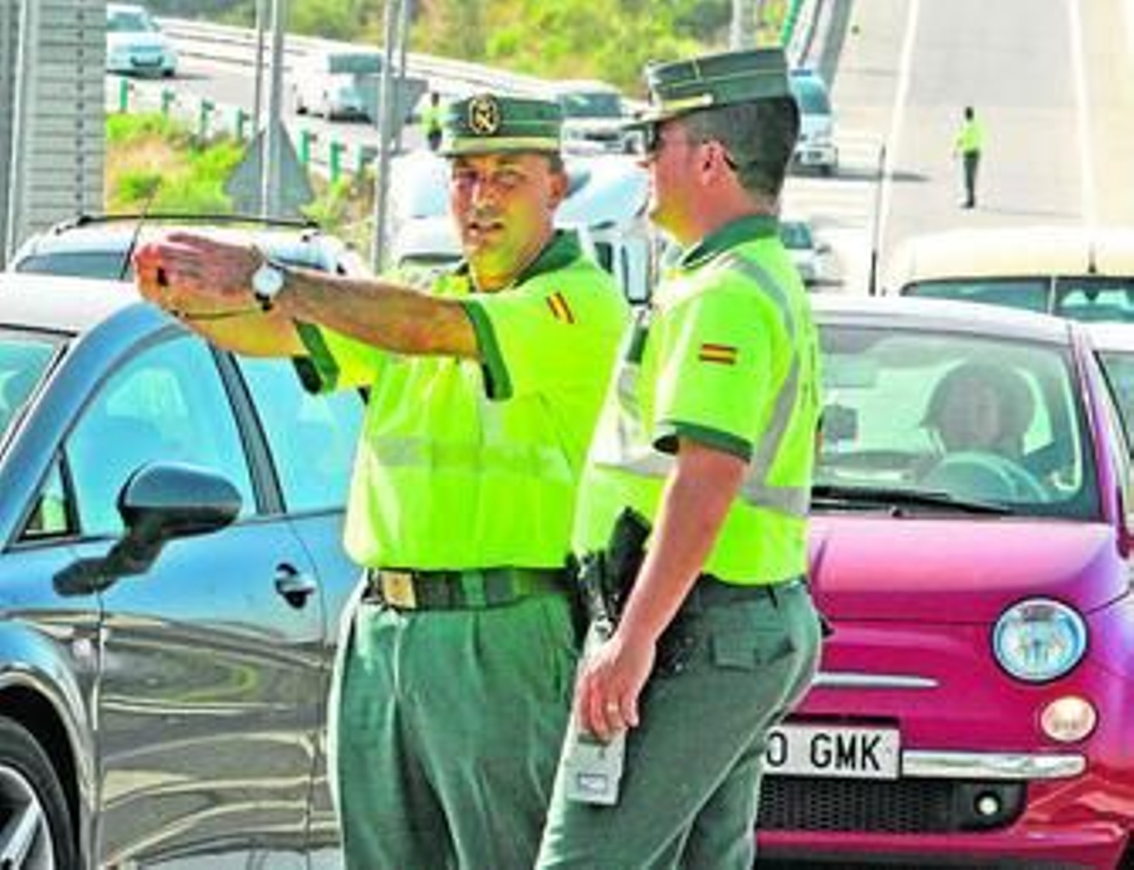 Agentes de la Guardia Civil de Tráfico, durante un control en el circuito.