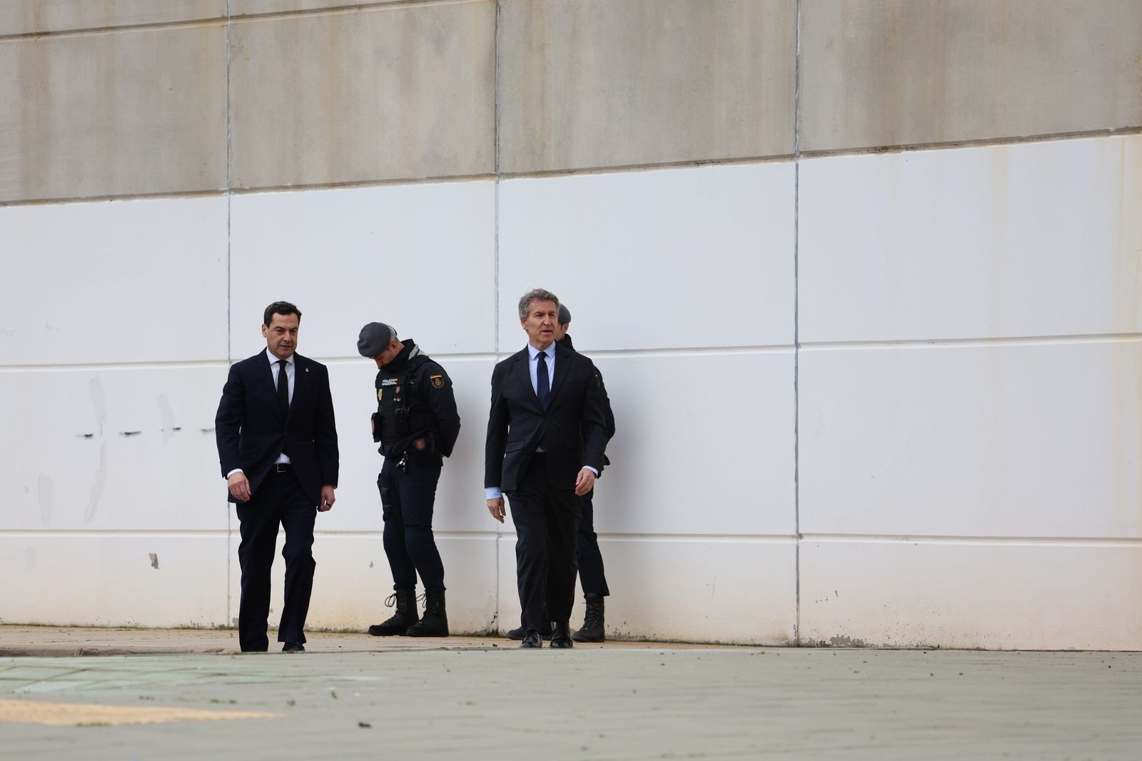 Fotografías de la llegada de Juanma Moreno, Feijóo y todas las autoridades al funeral por las víctimas de Adamuz en Huelva