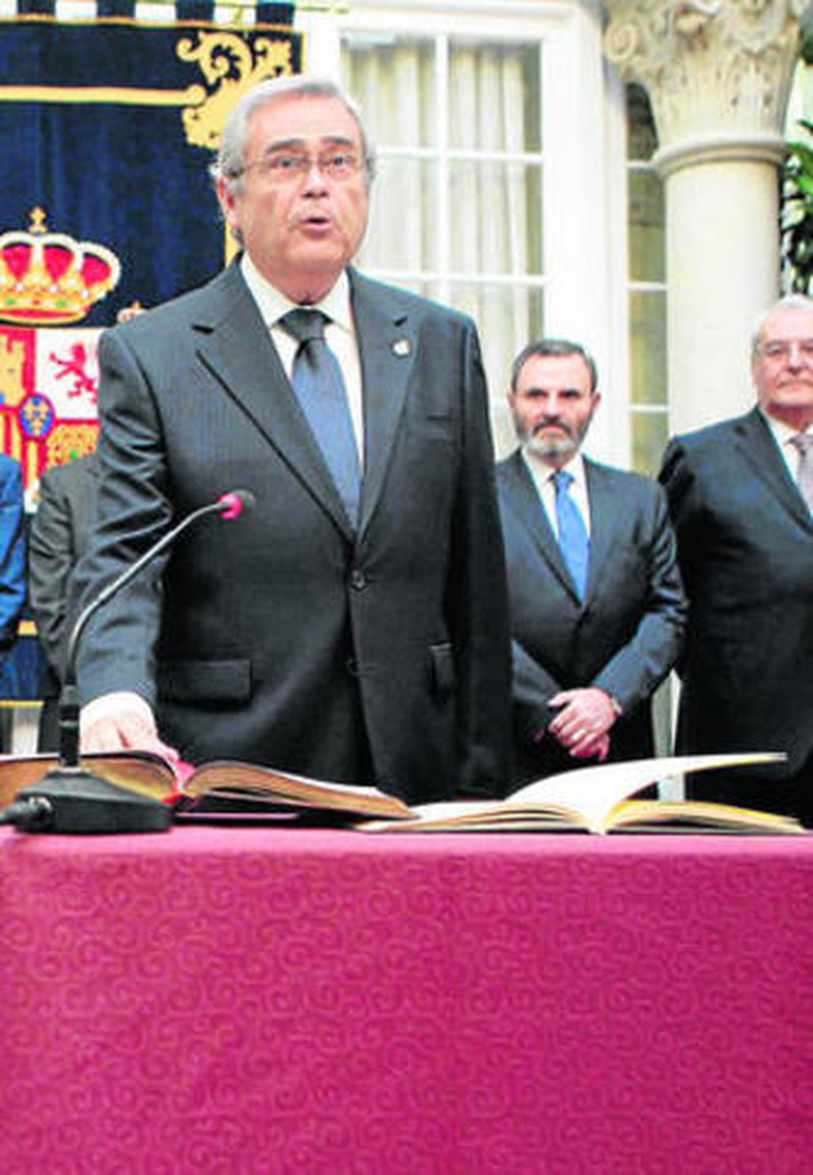 García Lorca en el momento de prometer su cargo ayer en Sevilla.