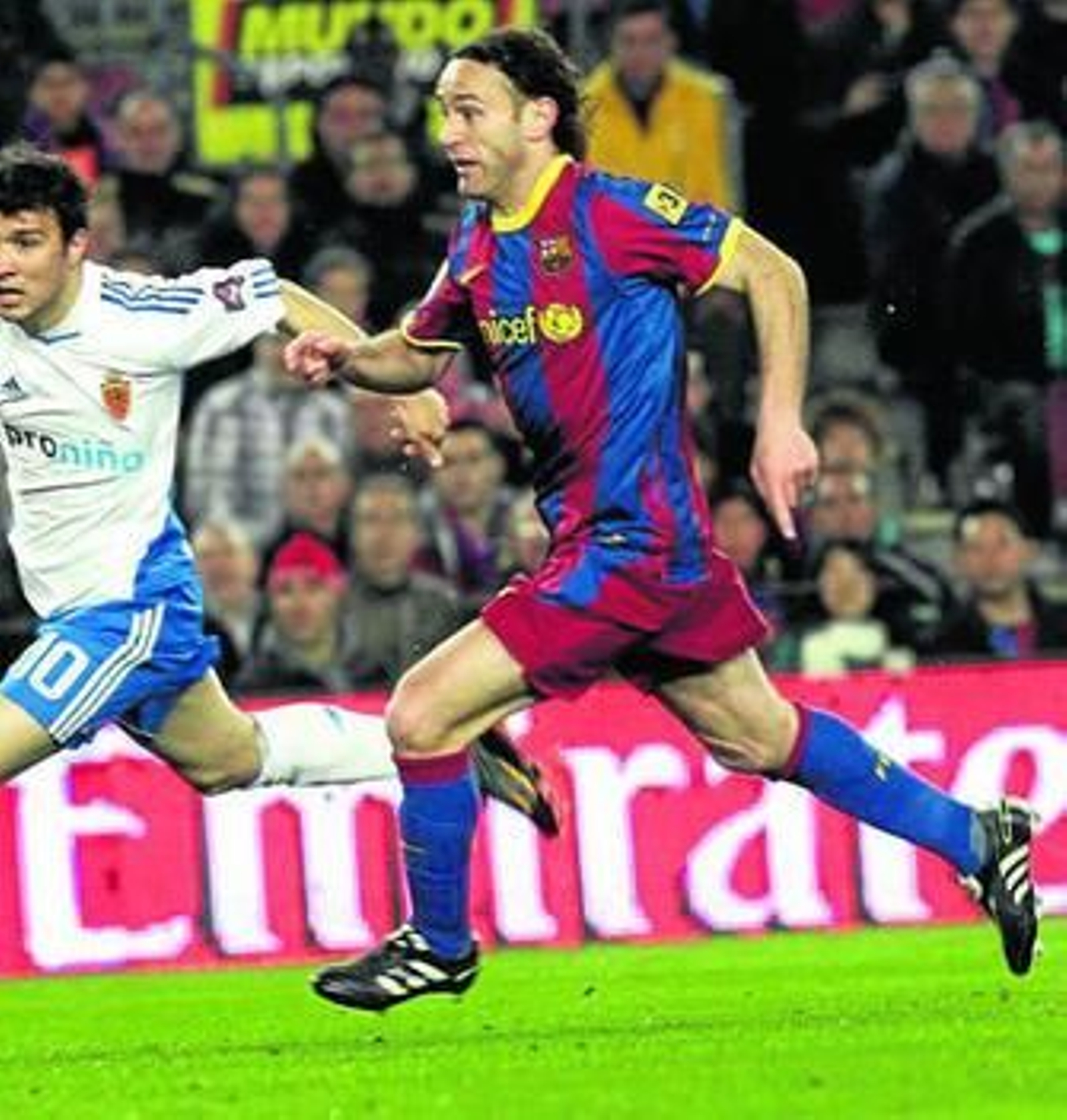 Gabi Milito, aquí persiguiendo a Bertolo, será el sustituto de Puyol.