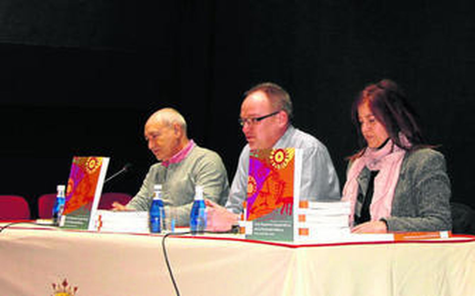 El teniente de alcalde de Vélez Blanco, Dietmar Roth entre el historiador Julian Martínez y Ana Martínez, gerente de Aprovélez.