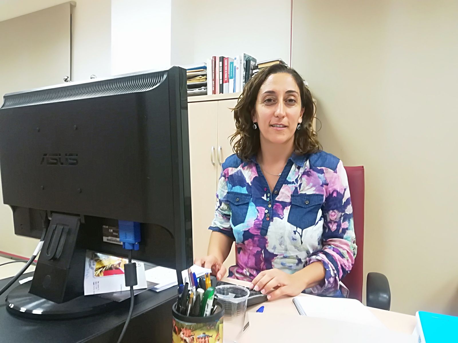 La periodista Pilar Hernández, en la redacción de 'Diario de Cádiz'.