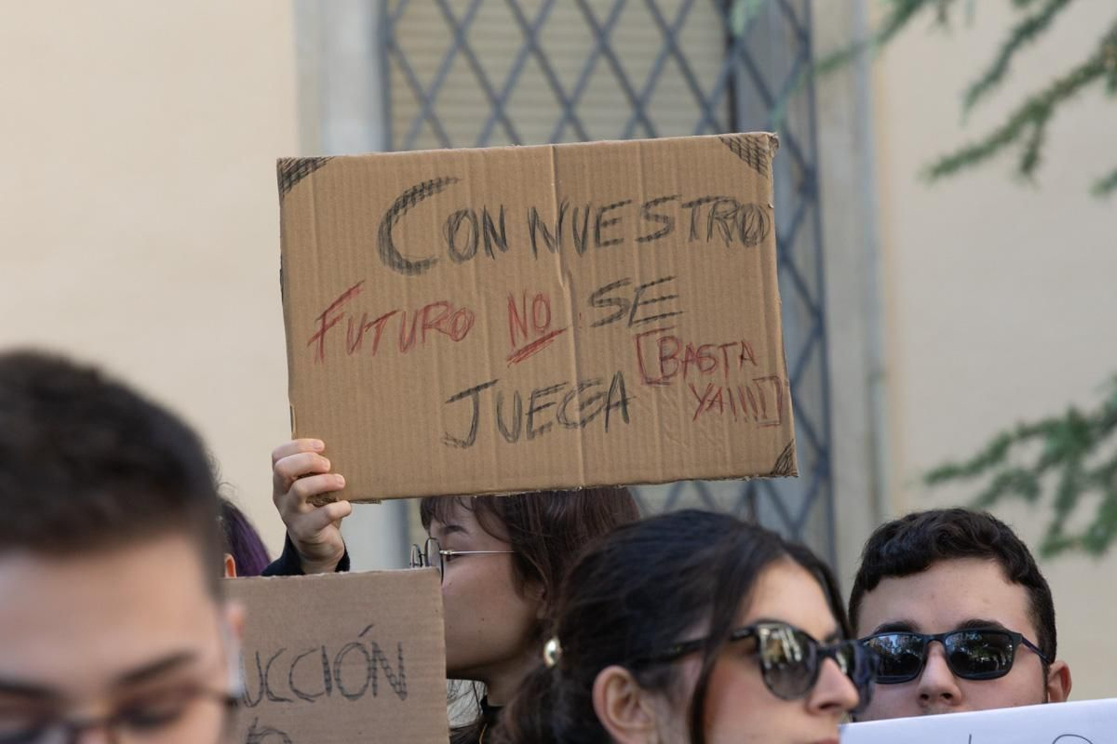 Concentración del alumnado del Conservatorio Superior de Música de Jaén para reclamar a la Junta de Andalucía que cumpla con los compromisos de dotación instrumental de la nueva sede