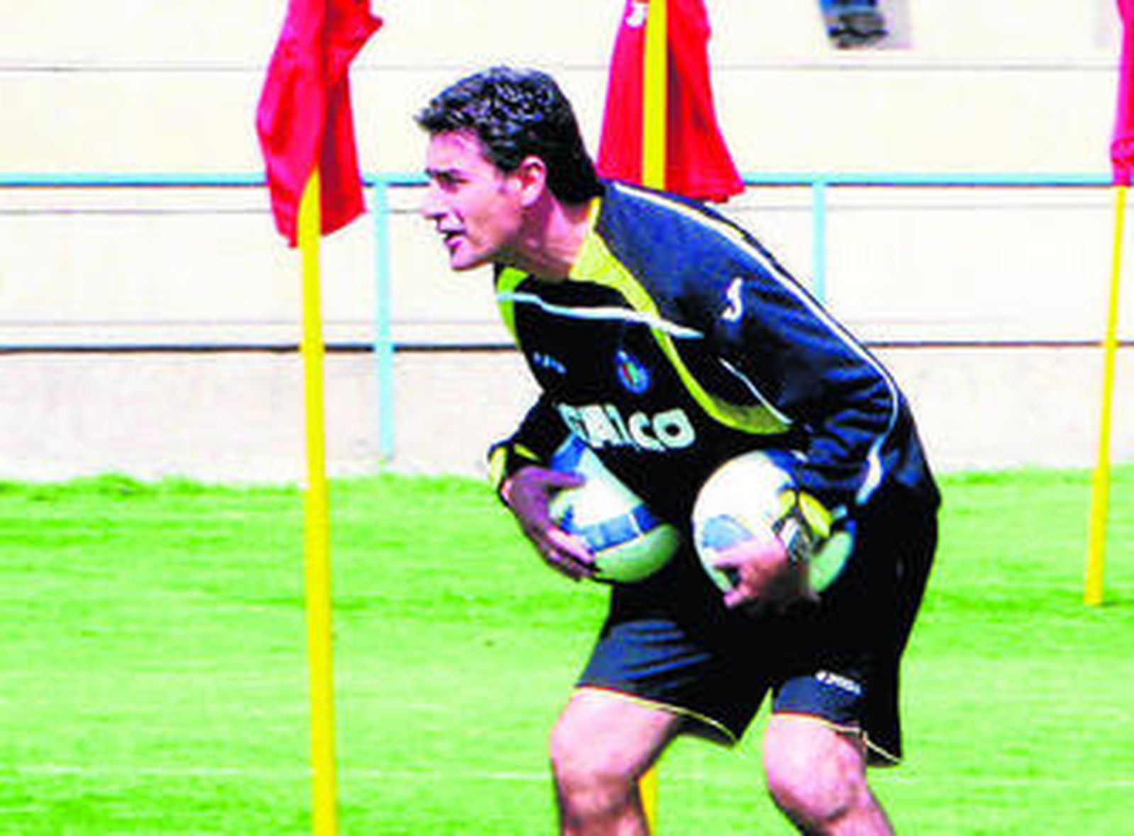 Míchel da instrucciones en un ensayo del Getafe.