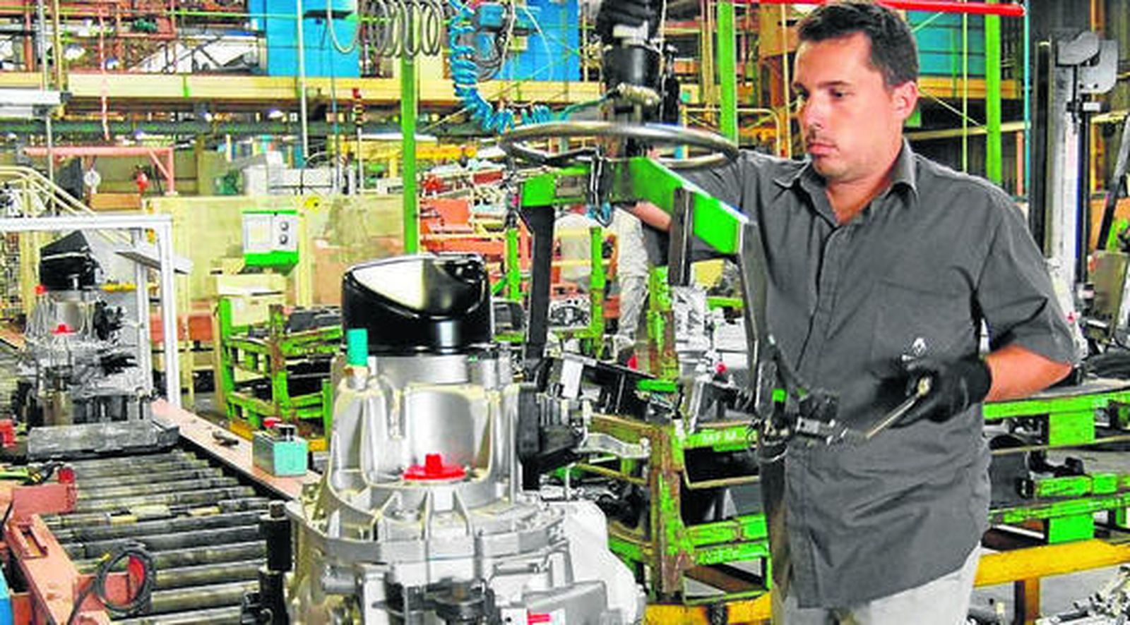 Un operario en la factoría de Renault . / EFE