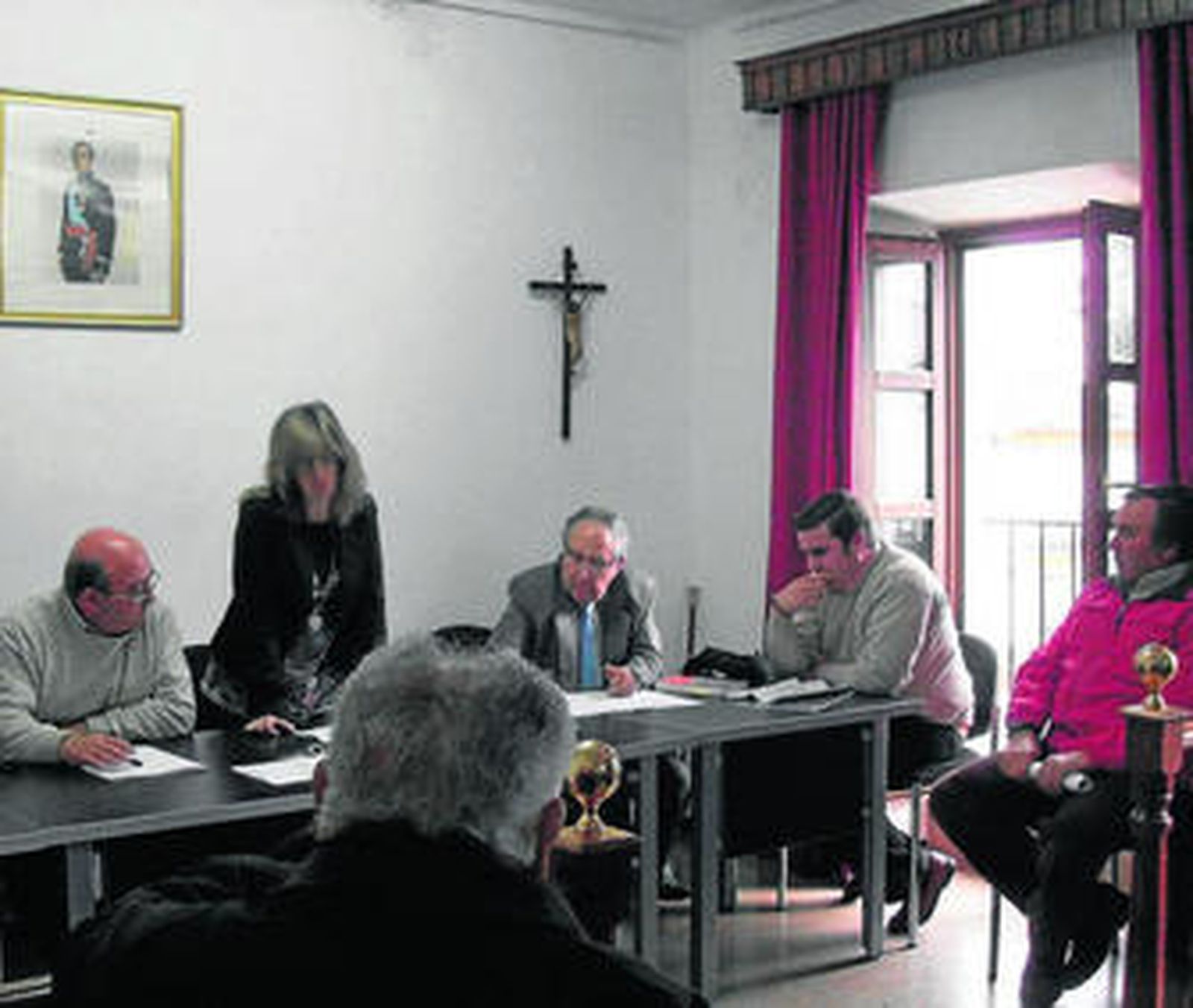 De pie la nueva alcaldesa de Alájar Carmen Osorno, durante su corta intervención en el Pleno de ayer.