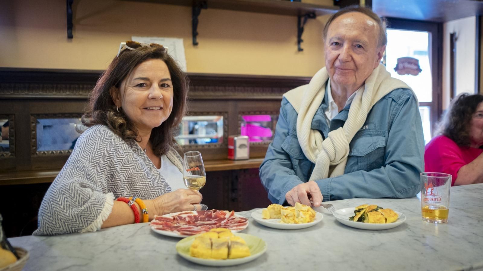 Julia Pérez Lozano y José Carlos Capel, ante unas tortillas del bar El Veedor.