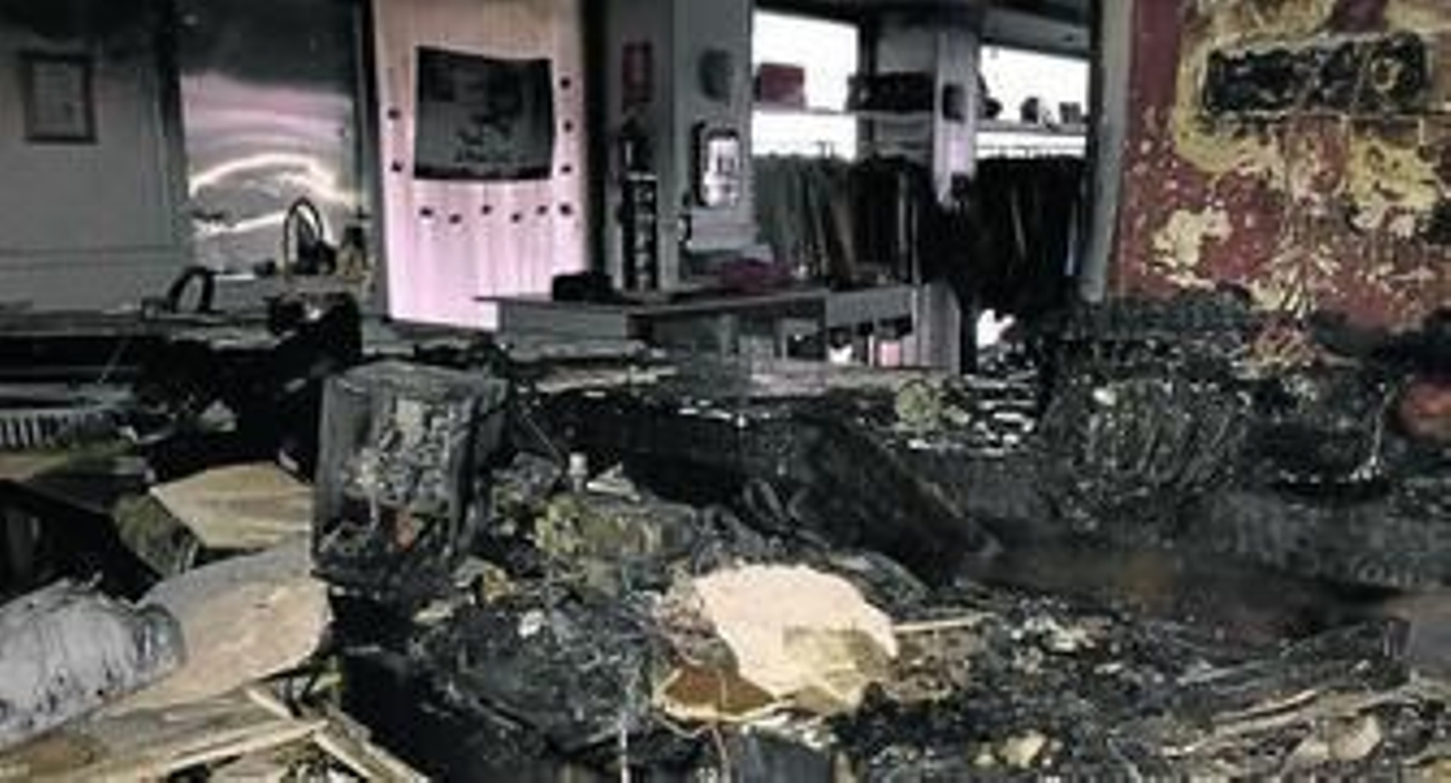 Estado en el que quedó la tienda tras el incendio.