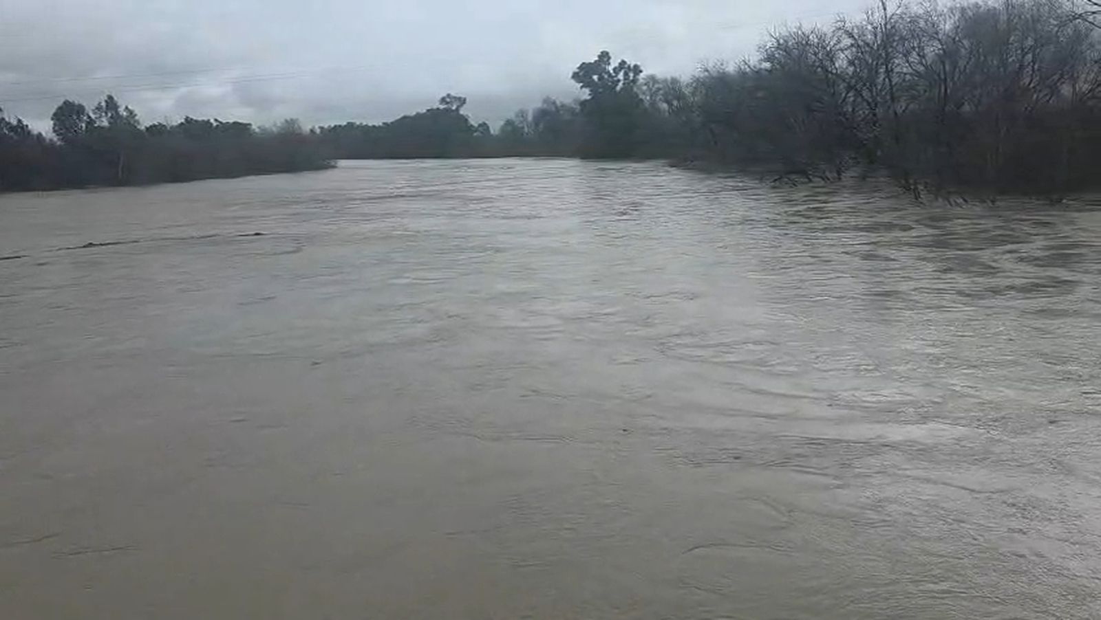 Cortado el puente de la antigua algodonera en Almodóvar del Río por la crecida del Guadalquivir