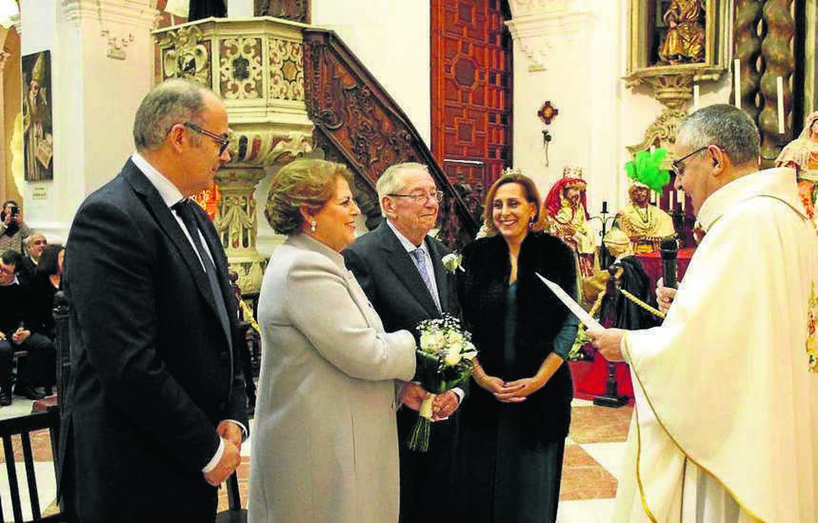 Gianni Campo y Carmen Vallejo, durante la ceremonia religiosa con el padre Pascual Saturio y sus hijos Yolanda y Gianni Campo Vallejo.