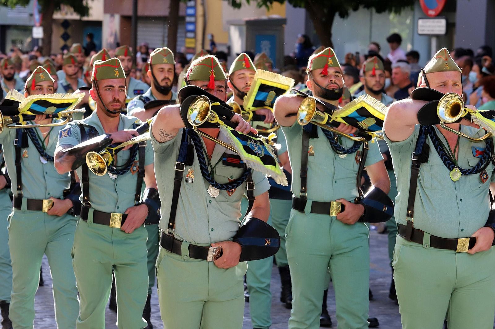 La Legión acompaña al Cristo de la Vera+Cruz en su procesión por Huelva, en imágenes