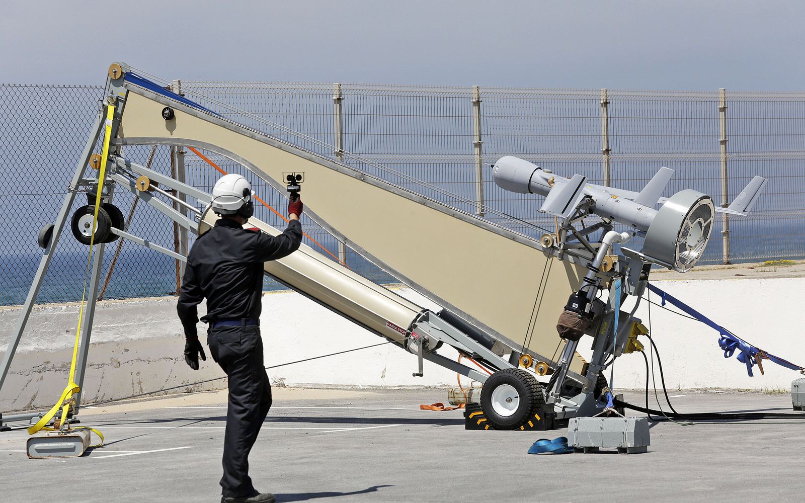 Dos momentos del lanzamiento del 'scaneagle' de la Undécima escuadrilla de la Armada en Torregorda.