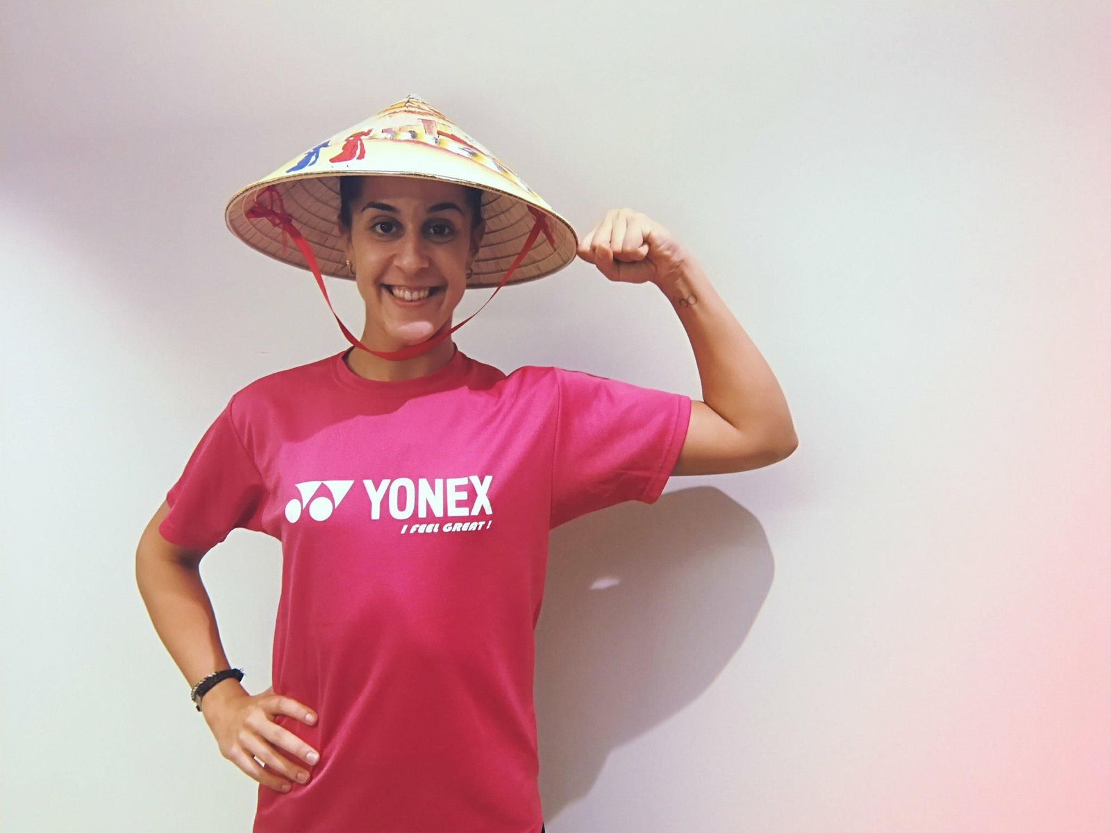 Carolina Marín, ataviada con el típico sombrero vietnamita, antes de su regreso a las pistas.