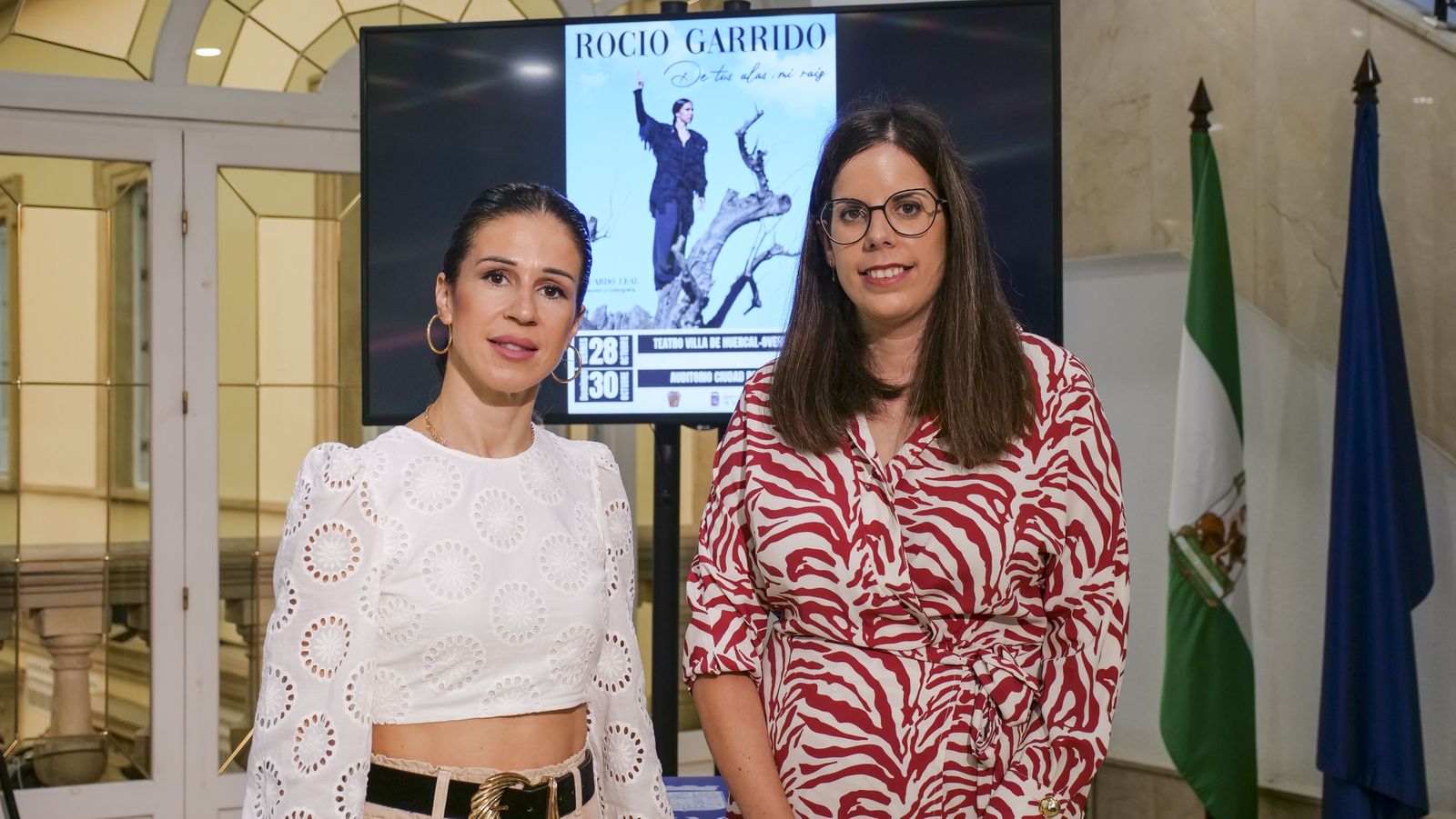 La bailaora Rocío Garrido con la diputada Almudena Morales.