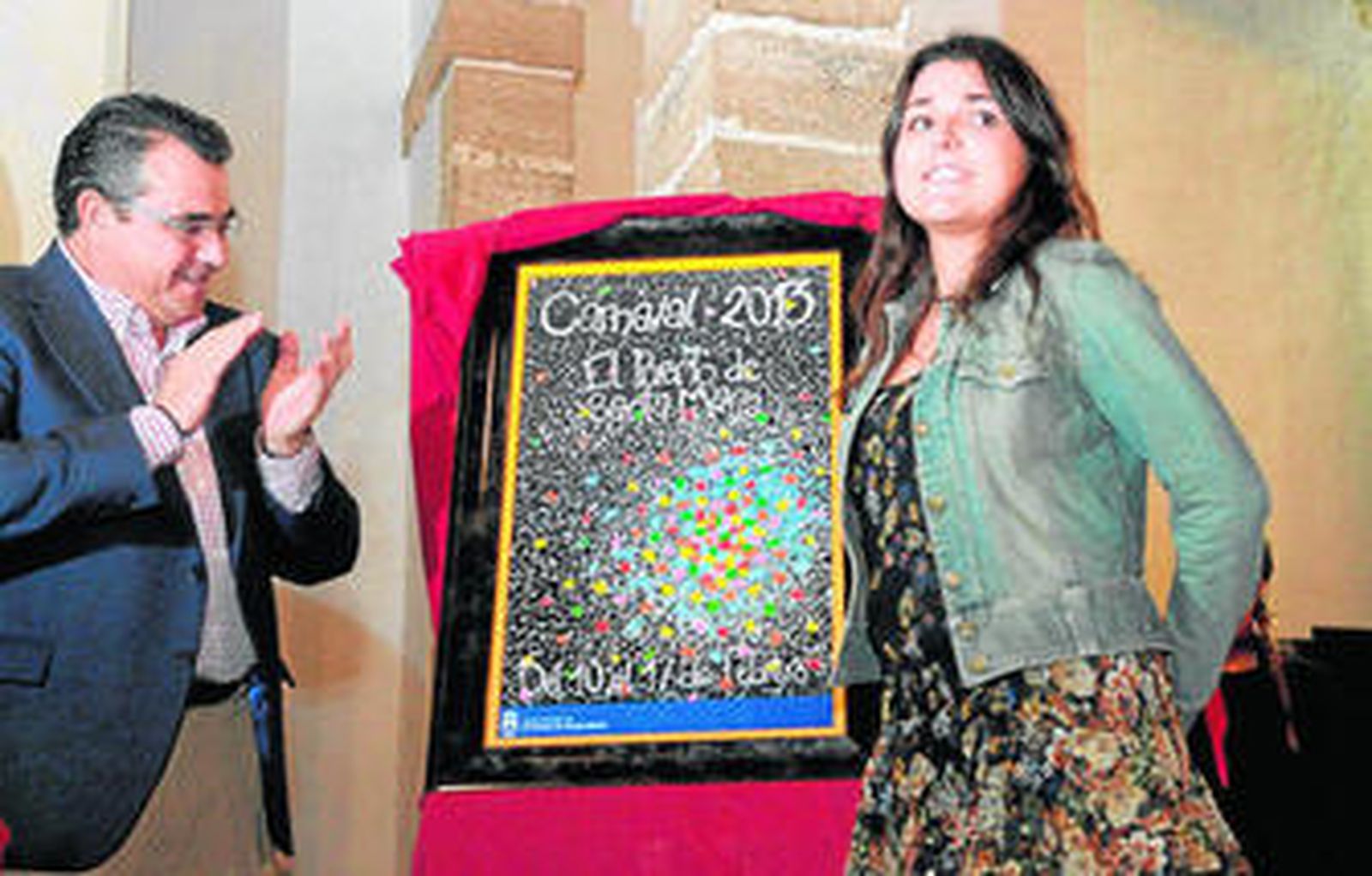 El cartel del Carnaval de 2013 es obra de la joven estudiante Laura Checa, en la foto junto al alcalde.