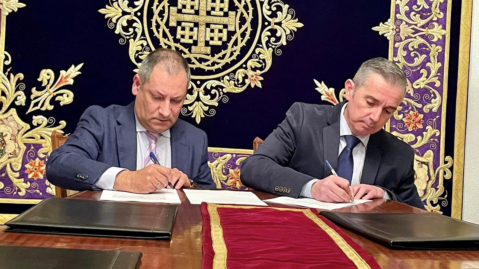 El hermano mayor del Nazareno, José Fernández Mora, firma el contrato con el bordado José Muñoz Moreno.