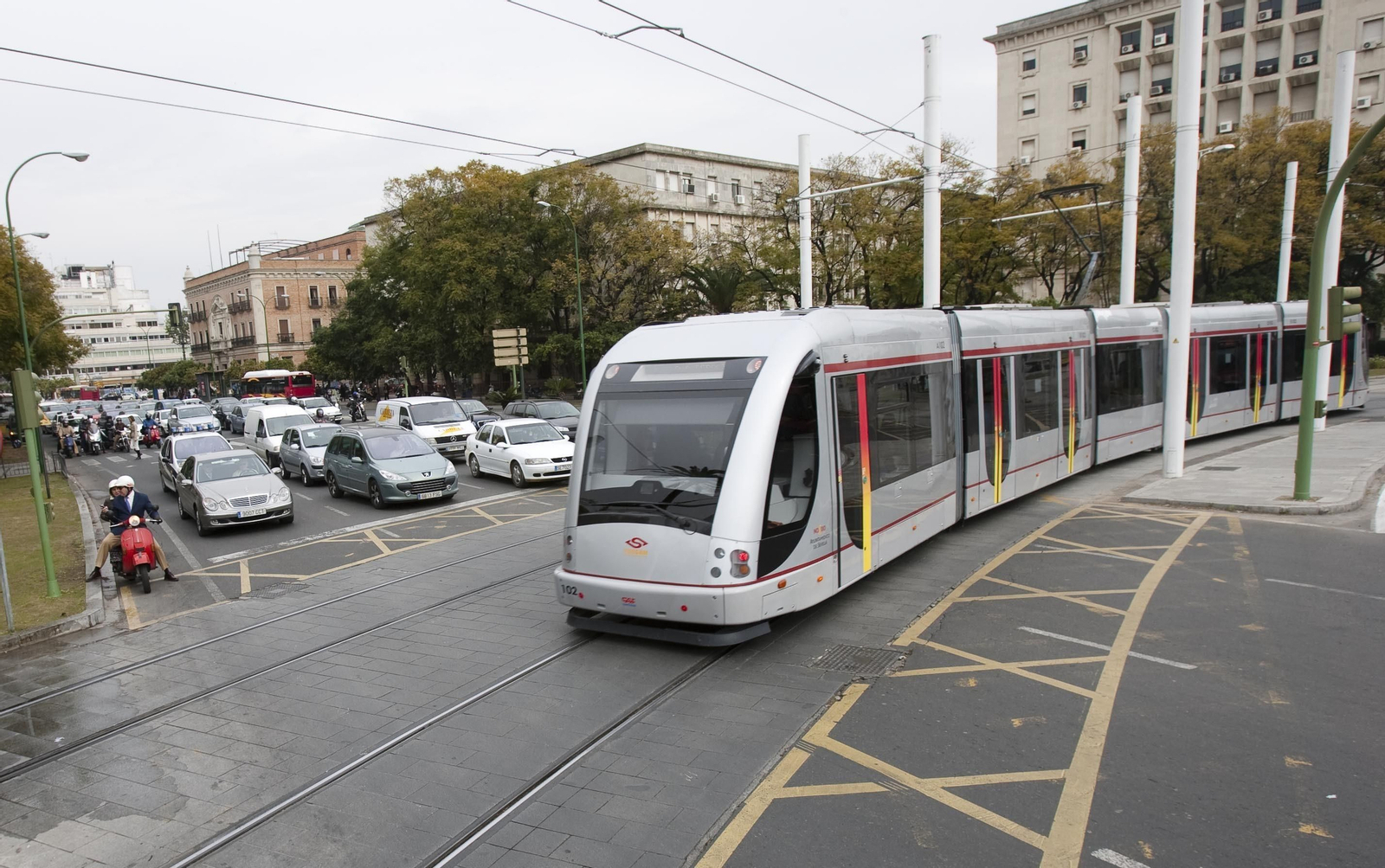 El tranvía circulando por el Prado de San Sebastián en una imagen de archivo.