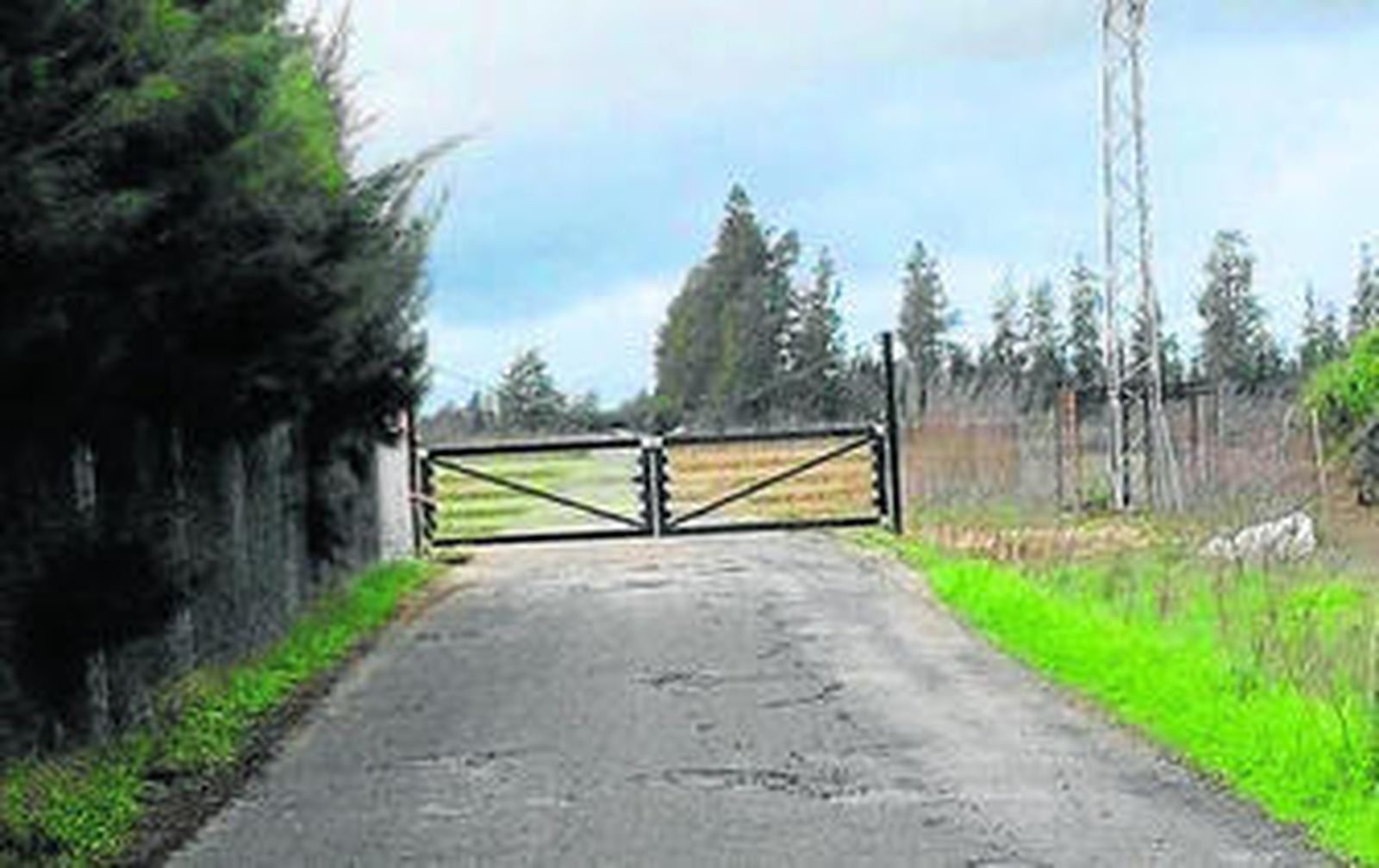 Cancela instalada en el camino de acceso a las parcelas.