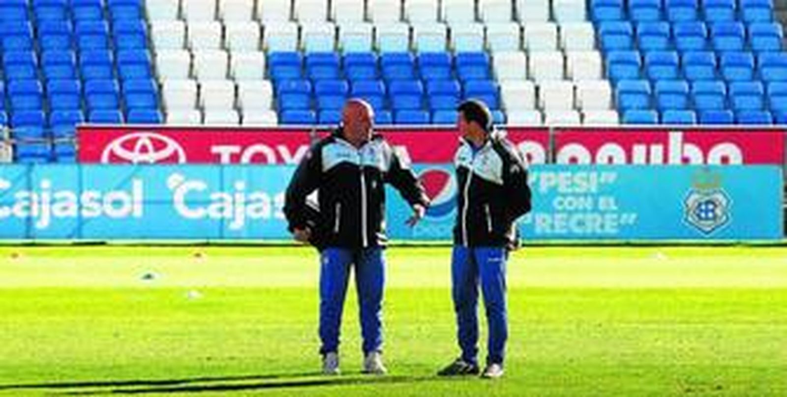 Juan Merino y Carlos Ríos charlan en un entrenamiento del Recreativo esta temporada.