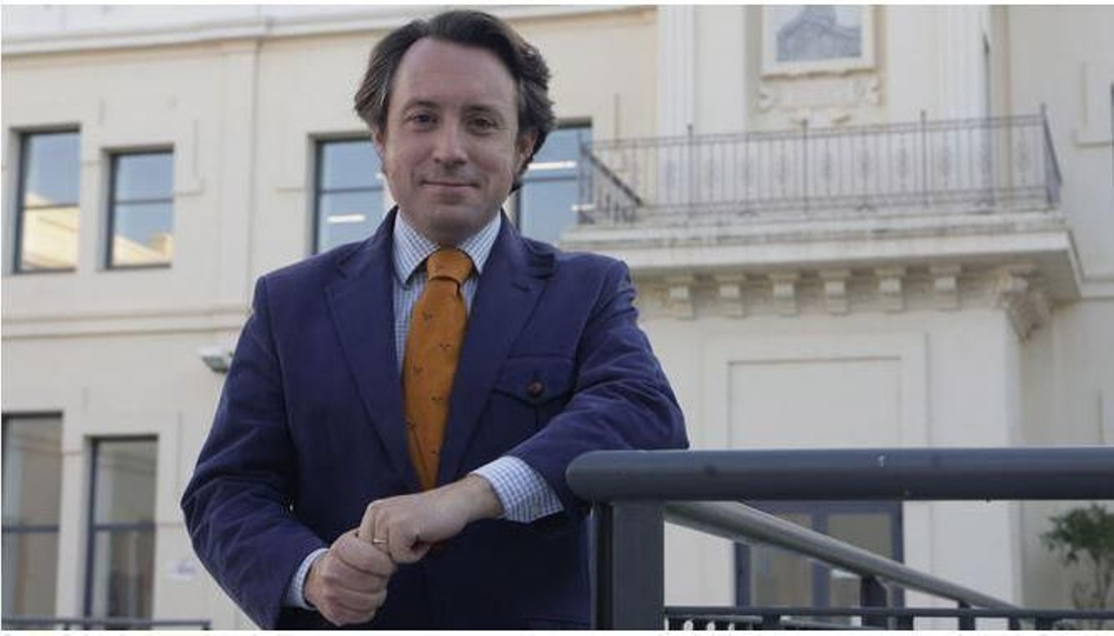 El linense Javier Sánchez-Rivas posa en la Facultad de Derecho de la Universidad de Sevilla