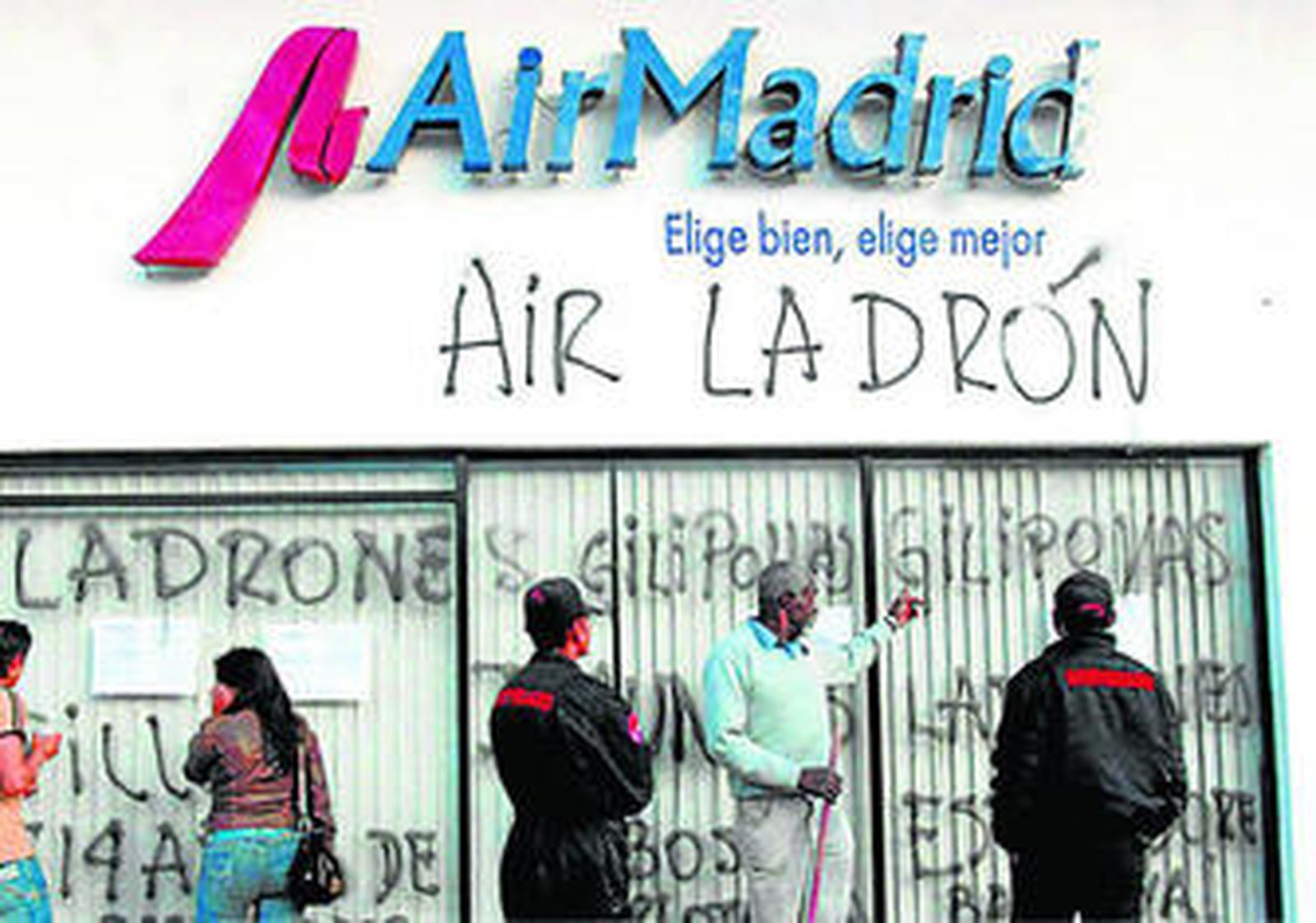 Protestas ante la sede de Air Madrid en Quito (Ecuador) al cierre de la aerolínea en 2006.