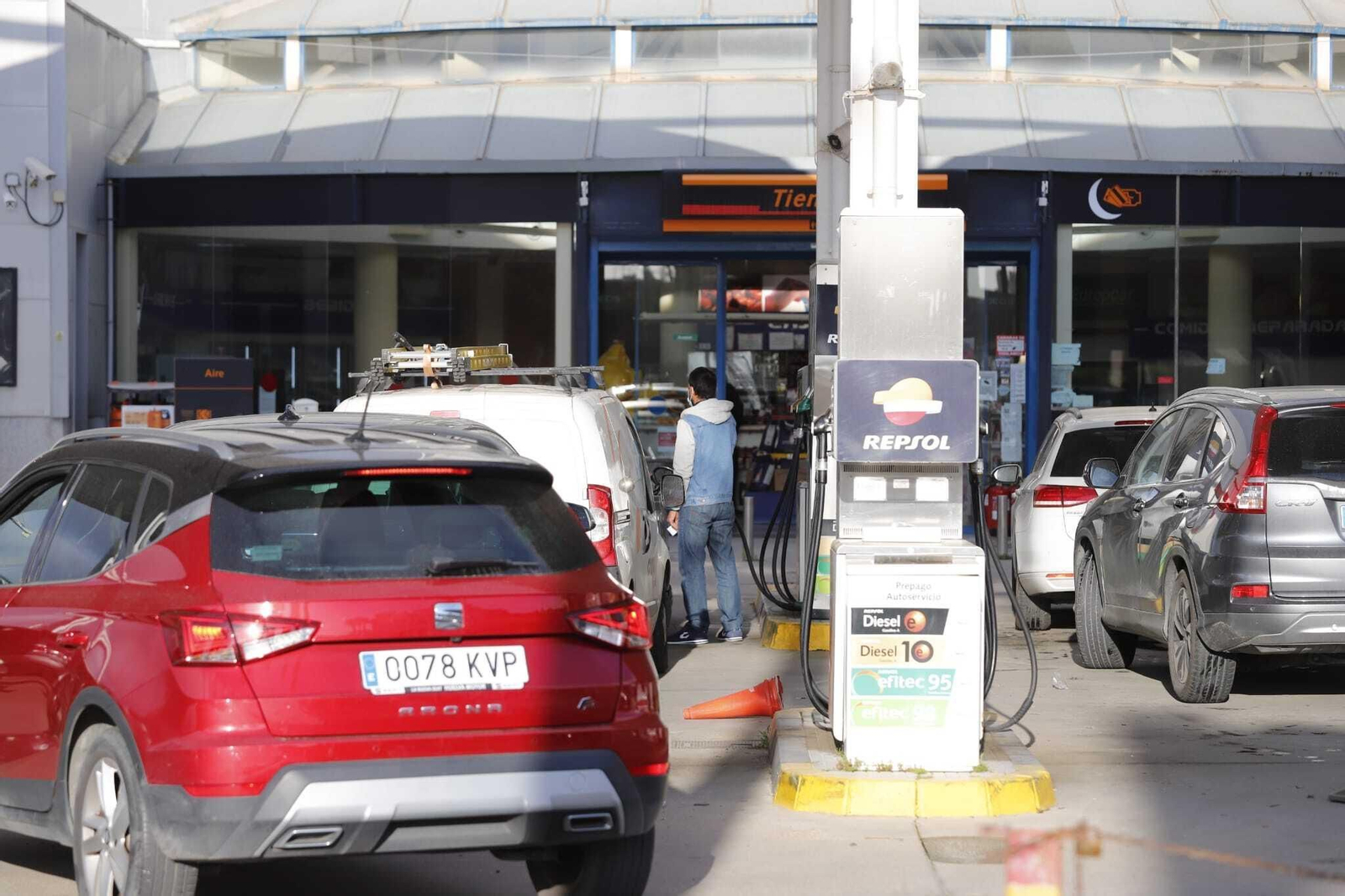 Colas en la gasolinera Repsol de la avenida de Andalucía de Huelva.