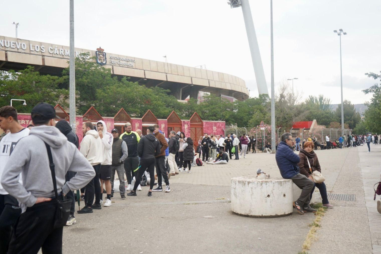Las colas en Los Cármenes para presenciar el Granada-Leganés en imágenes