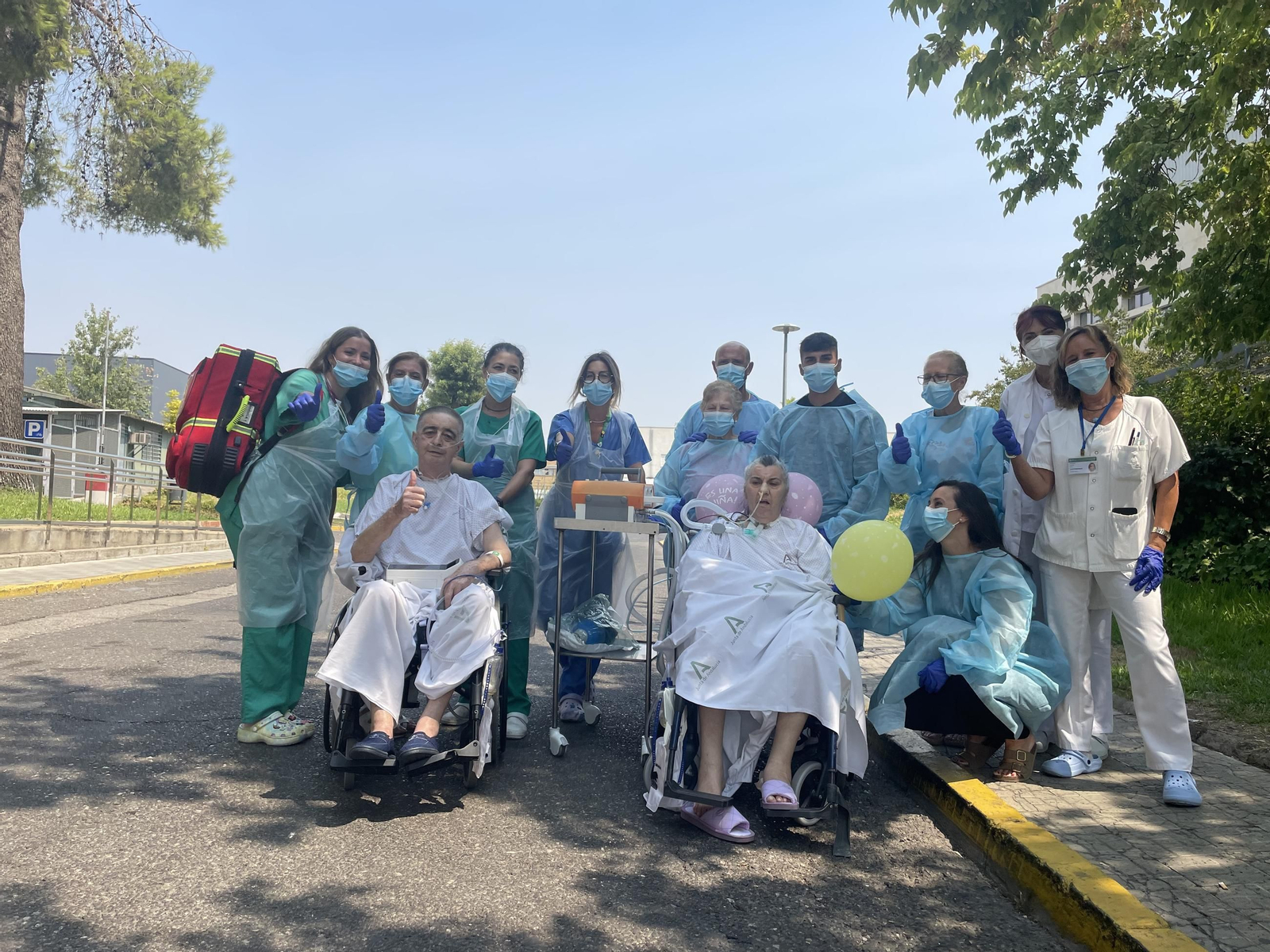 Los pacientes, con el equipo médico.