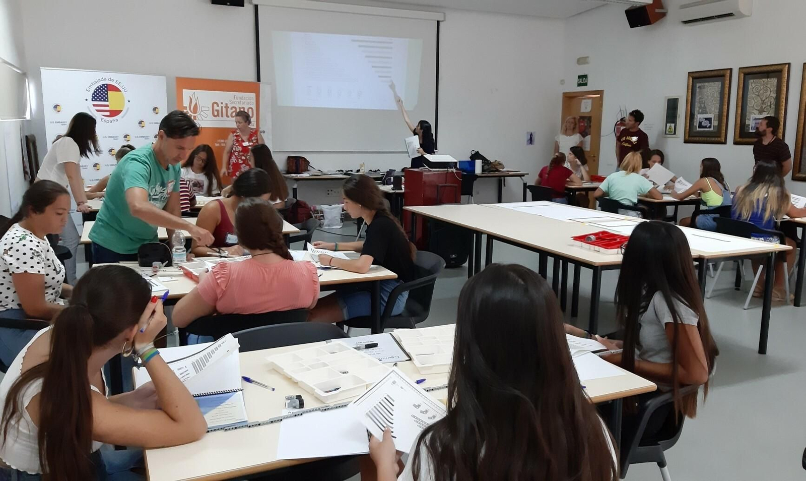 Una de las clases del campamento de robótica