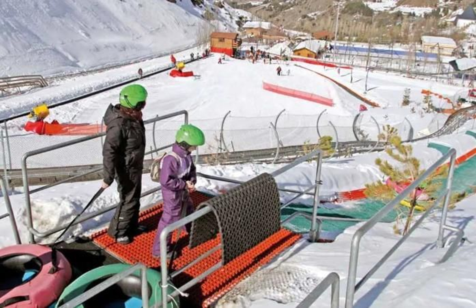 Imagen de la zona de descenso sobre hinchables.