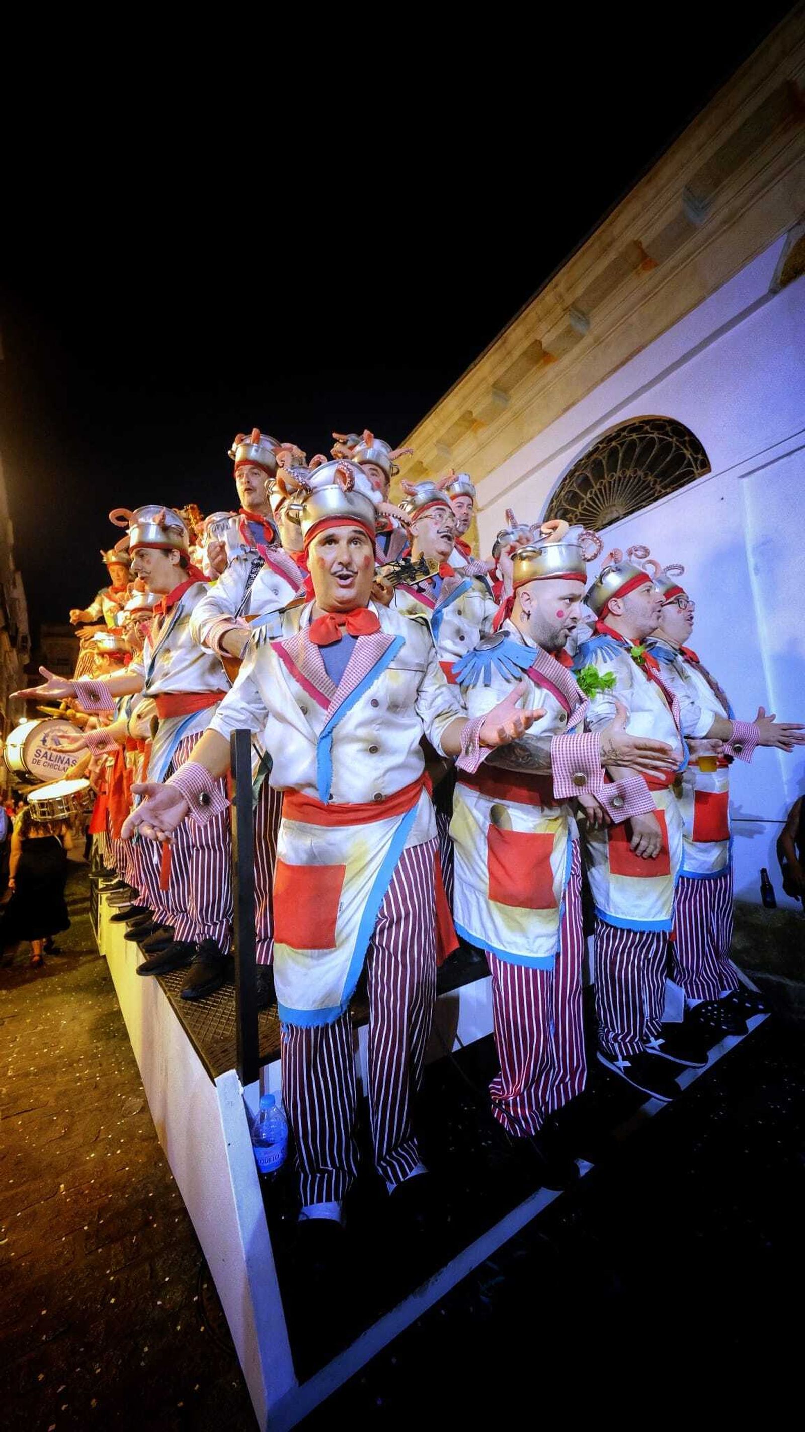 La noche del viernes de Carnaval en Cádiz, en imágenes