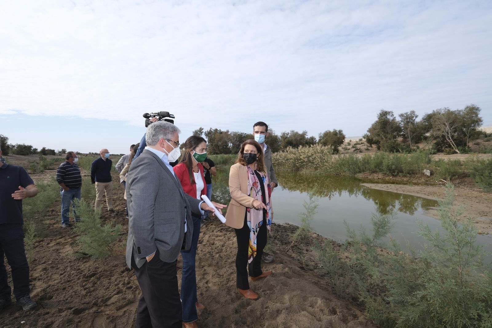 Carmen Crespo durante la visita a Rambla Morales acompañada del alcalde de Almería.