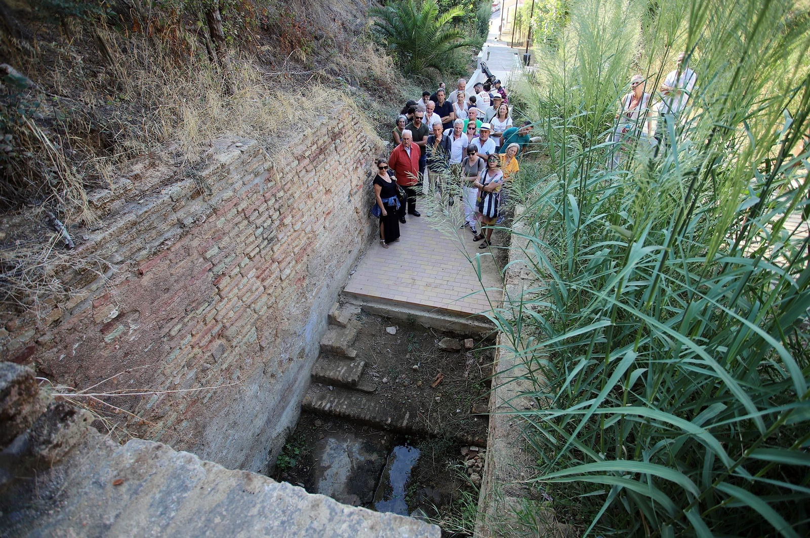 Imágenes de la visita guiada a la Fuente Vieja de Huelva por el arquitecto Francisco Javier López