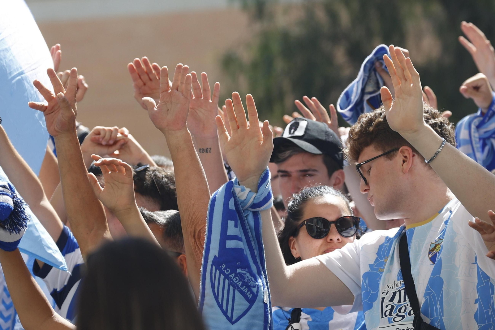 Búscate en las fotos del tremendo recibimiento previo al Málaga CF-Granada