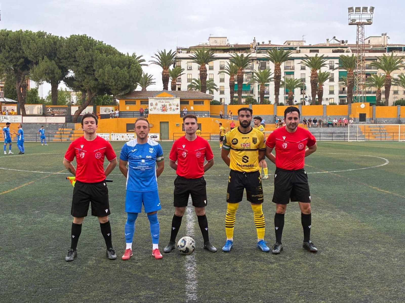 Pirri y Virgilio, capitanes de CD Villanueva y CAB 1808, junto al trío arbitral.