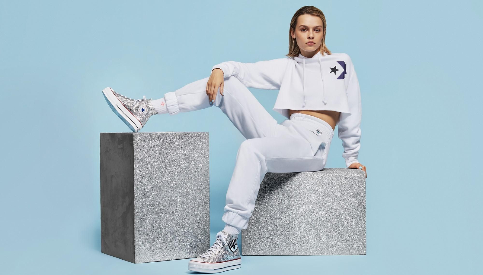 La mini colección cápsula de Converse x Chiara Ferragni está pensada para estar ideal y cómoda con tus outfits de fiesta o para aderezar tus looks básicos invernales. Es de edición limitada, sus precios oscilan entre los 120 y los 130 euros y estará a la venta a partir del 8 de noviembre en tiendas seleccionadas, ChiaraFerragni.com y Converse.com
