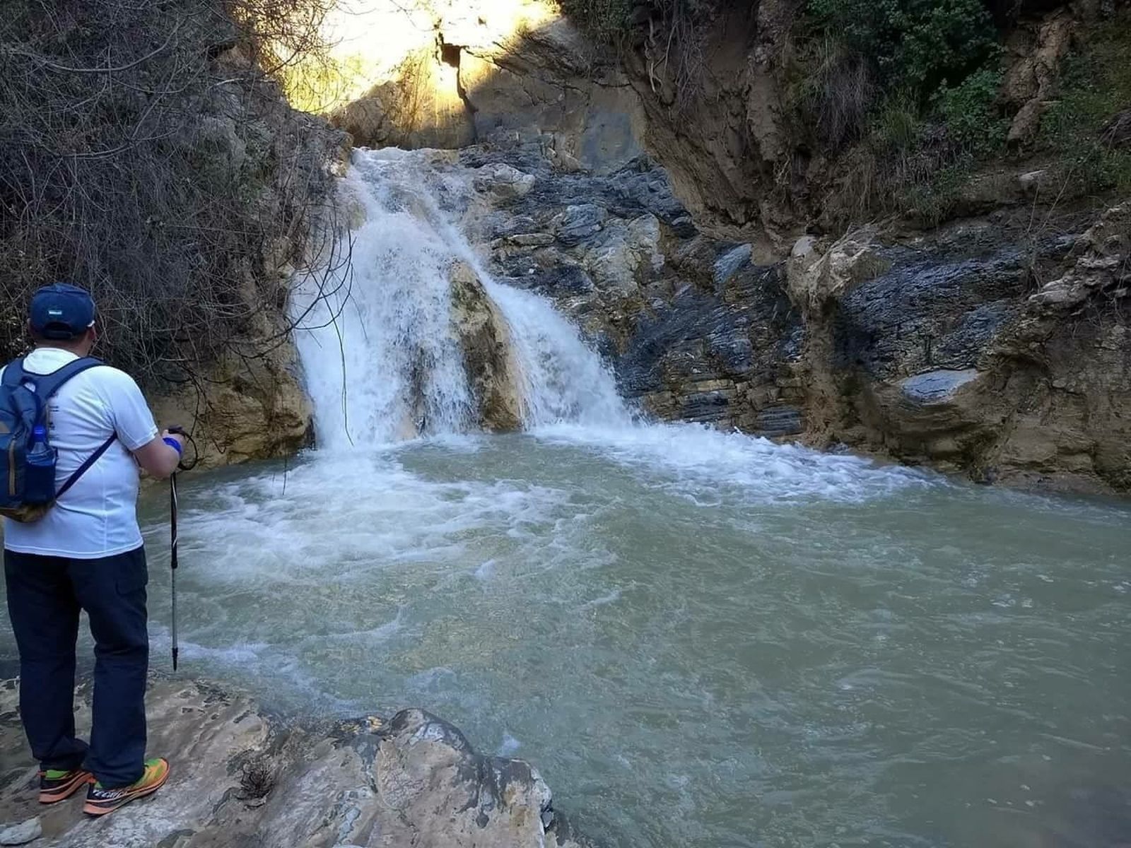 Muchos turistas se han acercado hasta la cascada para inmortalizar una estampa que hasta hace poco baja sin agua.