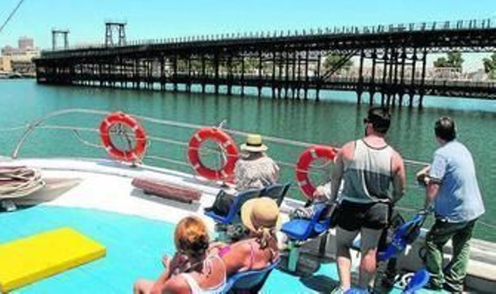 1. La Canoa de Punta Umbría, con capacidad para 200 personas. 2. El Puerto y el Muelle del Tinto, a la salida de la embarcación desde Huelva. 3. Turistas fotografían el nuevo Paseo de la Ría. 4. El Muelle del Tinto recibe a la Canoa al entrar en el Puerto. 5. Usuarios desembarcando en Punta Umbría. 6. Una gaviota sobrevuela la Ría. 7. Las gaviotas se posan en los restos de los antiguos muelles de las Marismas. 8. Los barcos pesqueros, a la entrada de Punta Umbría.