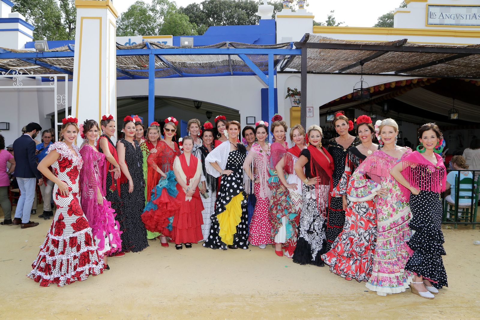 El amplio grupo posa ante la fachada de Diario de Jerez ayer por la tarde.