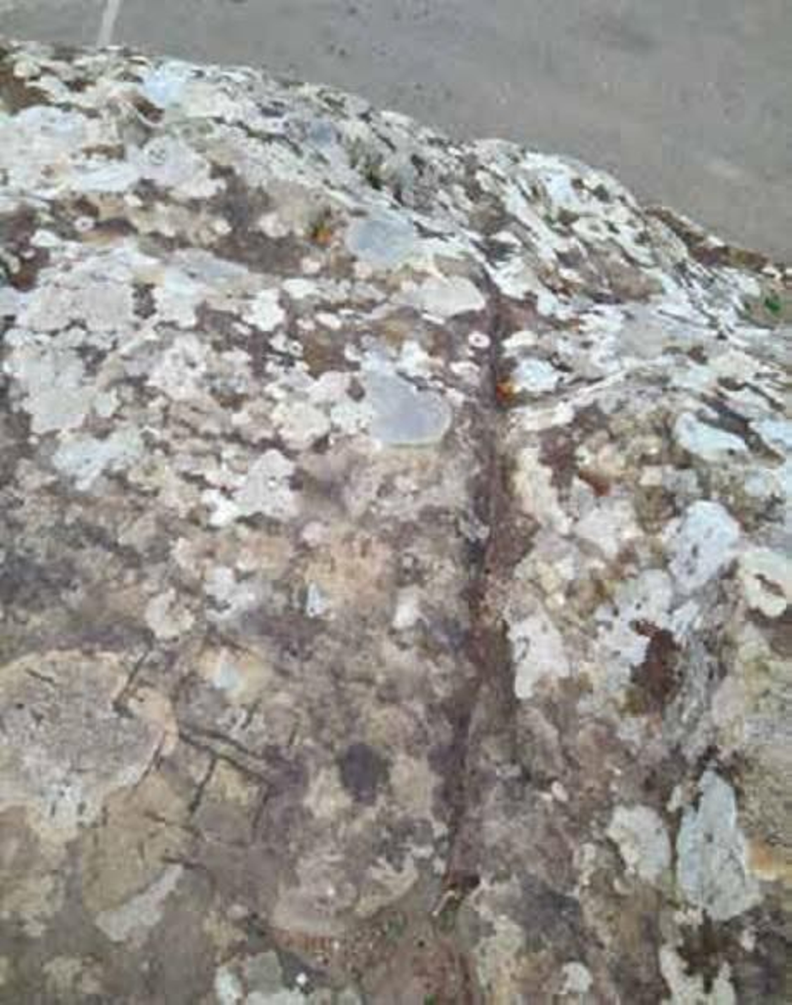 Acanaladura en la zona superior de la piedra.