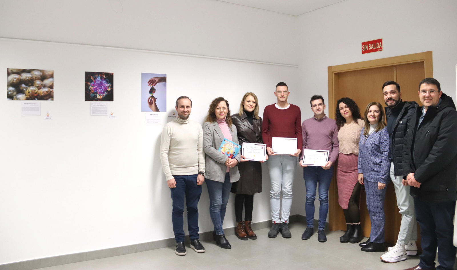 Los ganadores, junto a las mejores imágenes del III Concurso de Fotografía Científica. Los ganadores, junto a las mejores imágenes del III Concurso de Fotografía Científica.