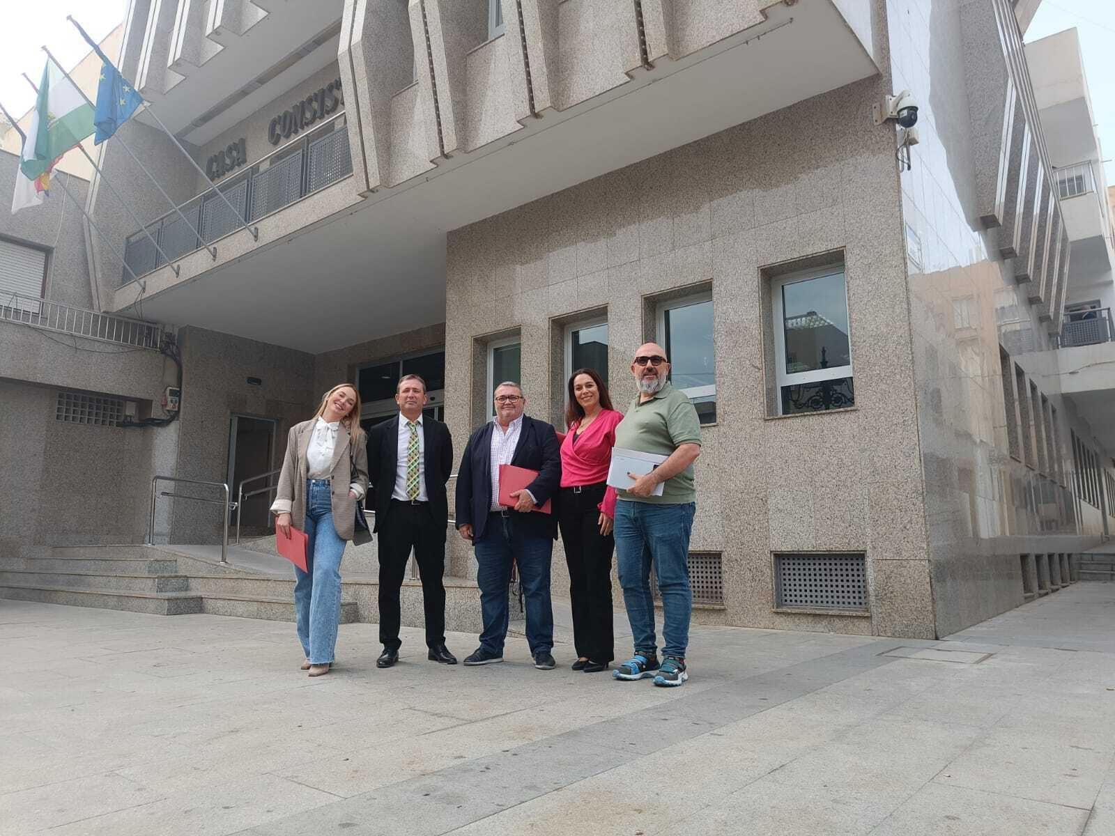Concejales del PSOE Roquetas de Mar frente al ayuntamiento. Concejales del PSOE Roquetas de Mar frente al ayuntamiento.