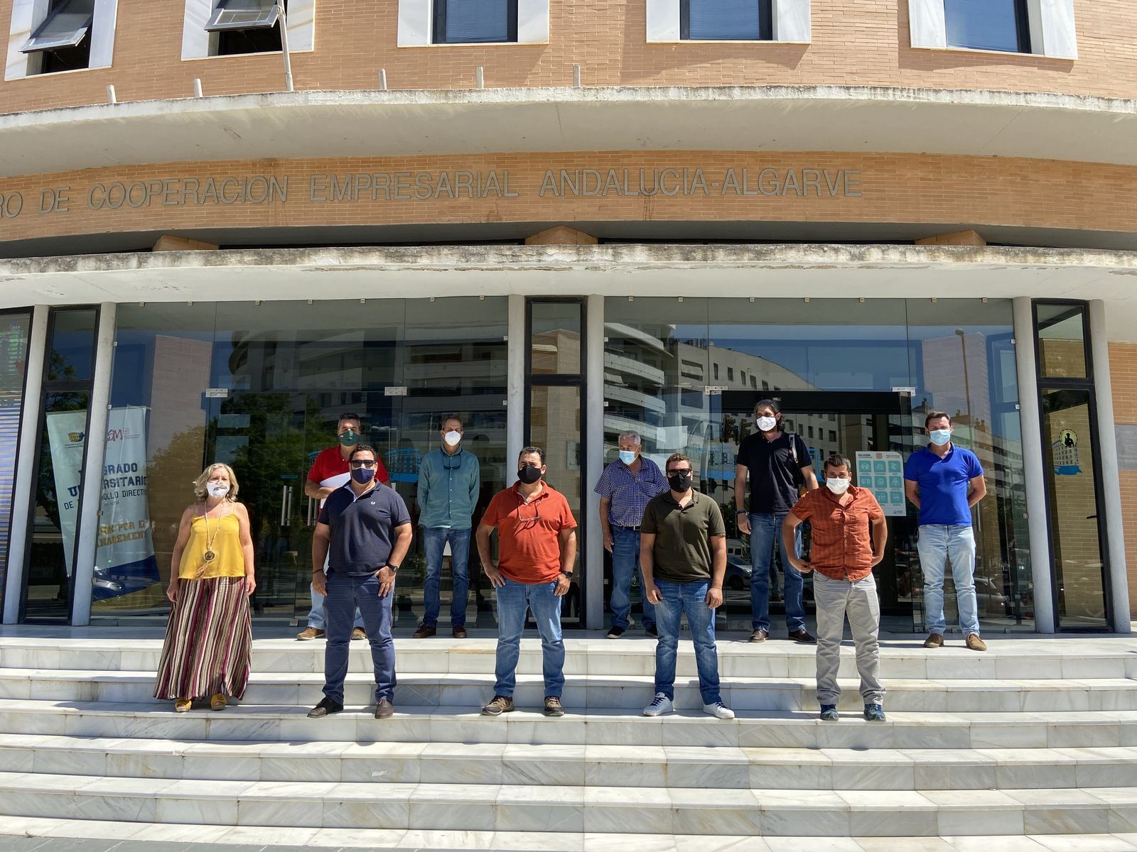 La junta directiva de la Apromabi ante la sede de la FOE.