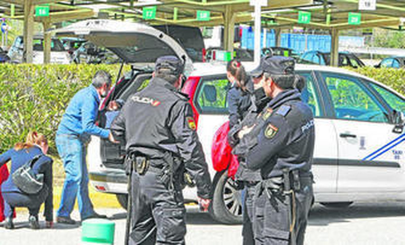 Policías vigilan el servicio prestado por un taxista jerezano que se coló sin turno en el aeropuerto ayer.