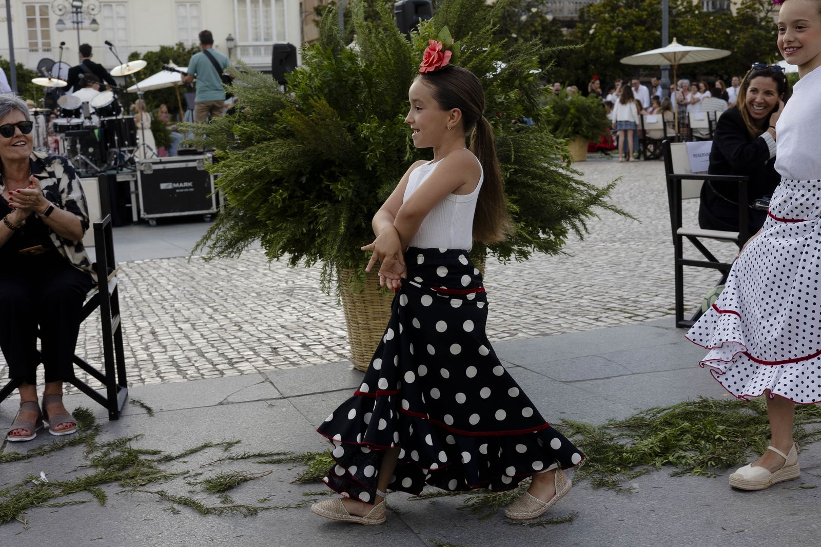 Imágenes del desfile "Cádiz de moda, Cádiz emprende" en la plaza de San Antonio.