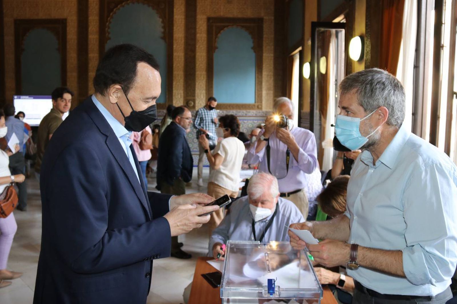 José Carlos Gómez Villamandos, rector de la UCO, vota a su sucesora o sucesor.