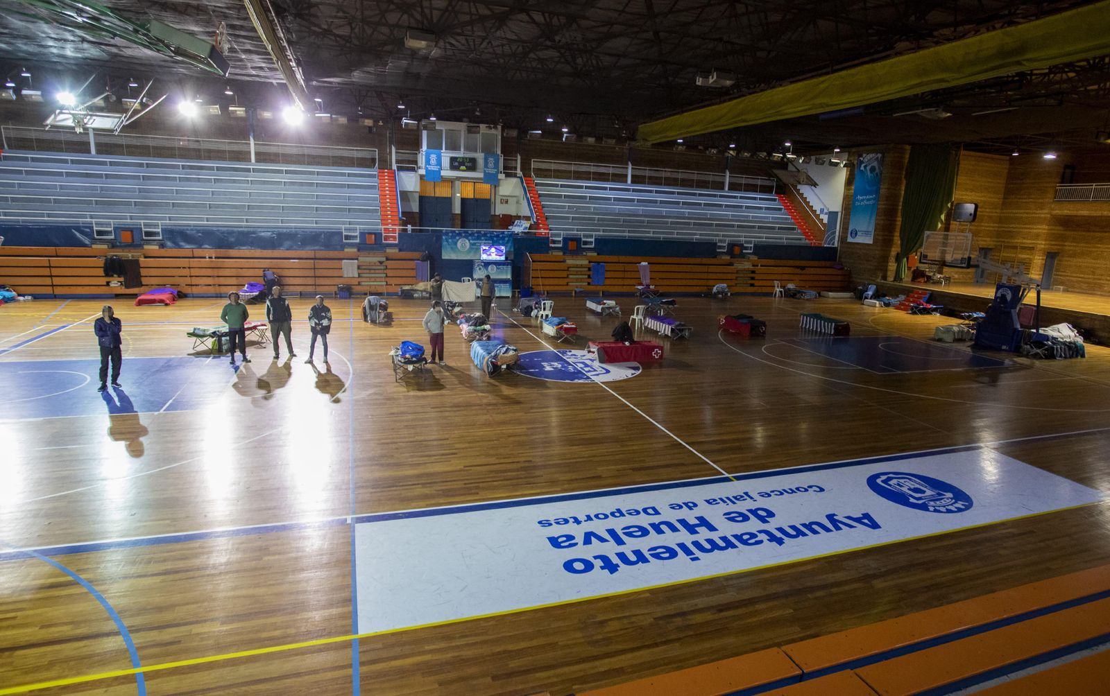 Atención a personas sin hogar en el polideportivo Andrés Estrada.
